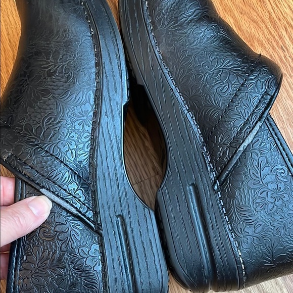 Dansko XP 2.0 Black Floral Tooled Leather Clogs Size 41 or 10.5 Women GUC - Picture 7 of 7